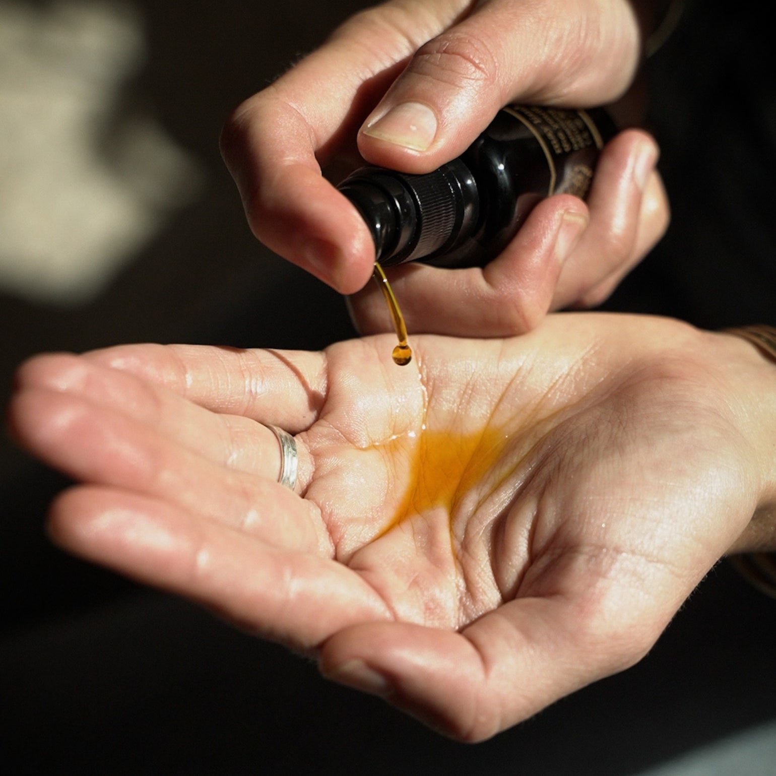 Main qui exerce une pression sur The Youth Dew de May Lindstrom